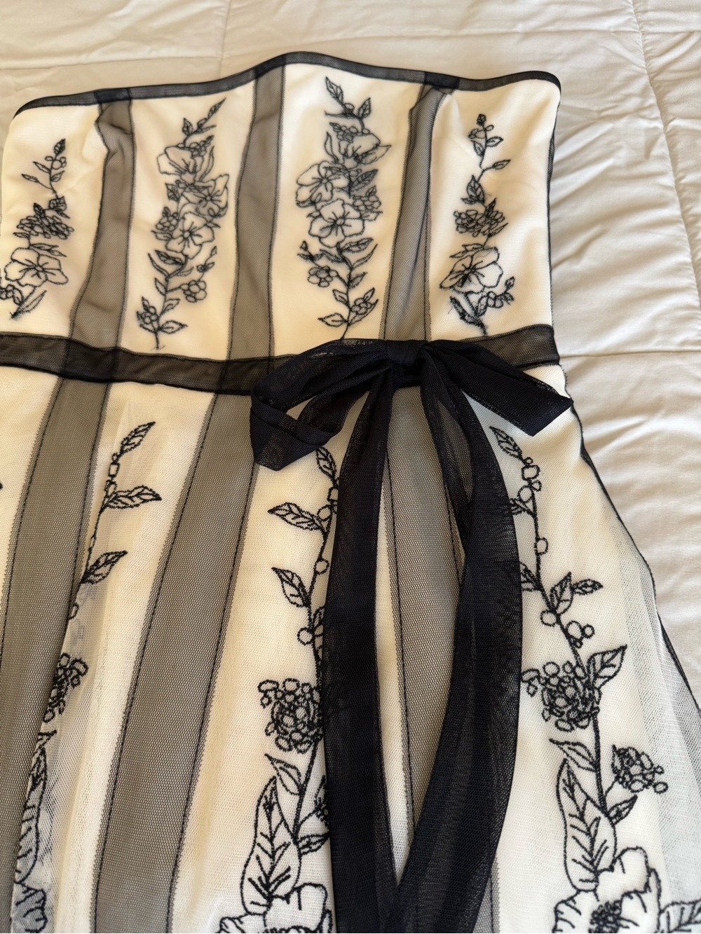 WHBM - Strapless White Dress with Black Floral Embroidery and Belt size 2 - Picture 2 of 5